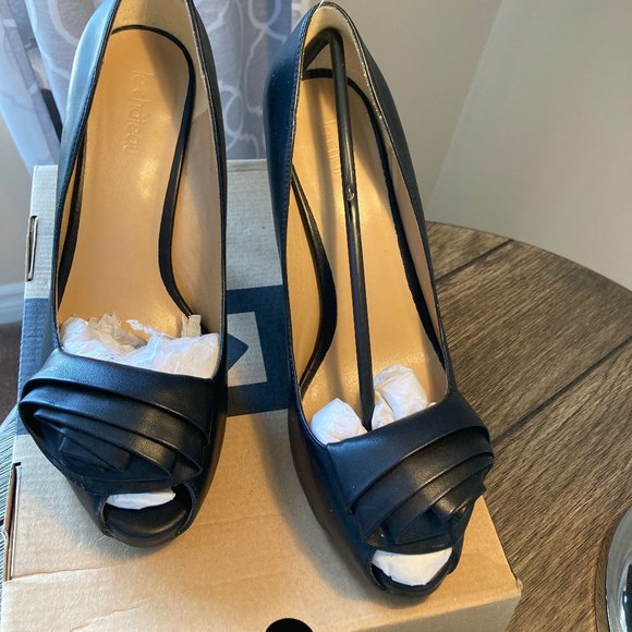 Le Chateau black leather pumps size 9.5 - Picture 2 of 5